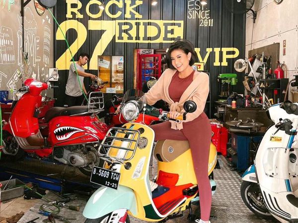 Bergaya Racing Tapi Tetap Lucu, Ini Potret Vespa Modifikasi Milik Awkarin