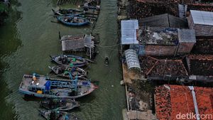 Nestapa Warga Demak Bertahan di Rob yang Tak Pernah Usai