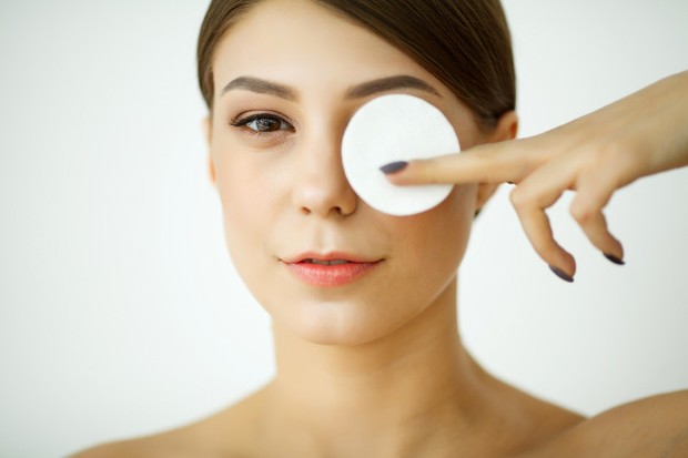 Pakai toner di area mata bisa mengiritasi dan membuat kulit area mata jadi kering/freepik.com