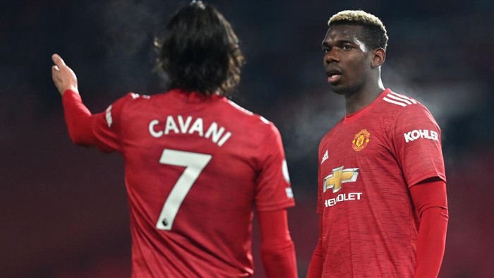 MANCHESTER, ENGLAND - DECEMBER 29: Paul Pogba of Manchester United talks to teammate Edinson Cavani during the Premier League match between Manchester United and Wolverhampton Wanderers at Old Trafford on December 29, 2020 in Manchester, England. The match will be played without fans, behind closed doors as a Covid-19 precaution. (Photo by Michael Regan/Getty Images)