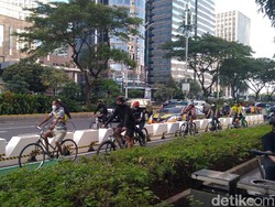 Pesepeda Masih Banyak Keluar Jalur Sepeda di Jl Sudirman-Thamrin Pagi Ini