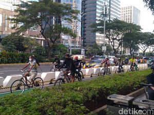 Pesepeda Masih Banyak Keluar Jalur Sepeda di Jl Sudirman-Thamrin Pagi Ini Pesepeda Masih Banyak Keluar Jalur Sepeda di Jl Sudirman-Thamrin Pagi Ini