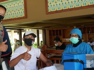 Polda NTB Dampingi Kegiatan Vaksinasi Corona bagi Pelaku Wisata