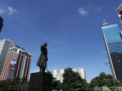 Potret Langit Jakarta yang Membiru