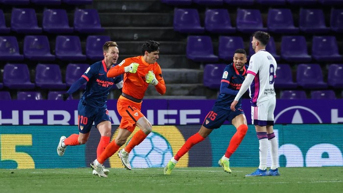 VALLADOLID, SPAIN - MARCH 20: Yassine Bounou of Sevilla FC celebrates with teammates Ivan Rakitic and Yousseff En-Nesyri after scoring their teams first goal during the La Liga Santander match between Real Valladolid CF and Sevilla FC at Estadio Municipal Jose Zorrilla on March 20, 2021 in Valladolid, Spain. Sporting stadiums around Spain remain under strict restrictions due to the Coronavirus Pandemic as Government social distancing laws prohibit fans inside venues resulting in games being played behind closed doors.  (Photo by Angel Martinez/Getty Images)