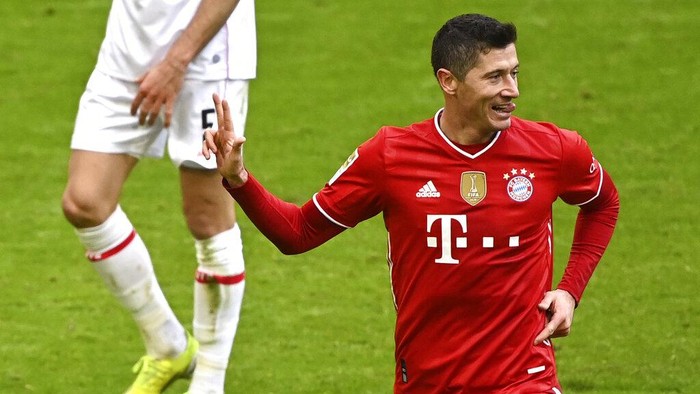 Bayerns Robert Lewandowski celebrates after scoring his sides fourth goal during the German Bundesliga soccer match between FC Bayern Munich and VfB Stuttgart in Munich, Germany, Saturday, March 20, 2021. (Matthias Balk/Pool via AP)