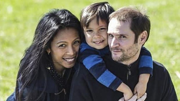 Rosita Ujianti Yordey bersama keluarga kecilnya.