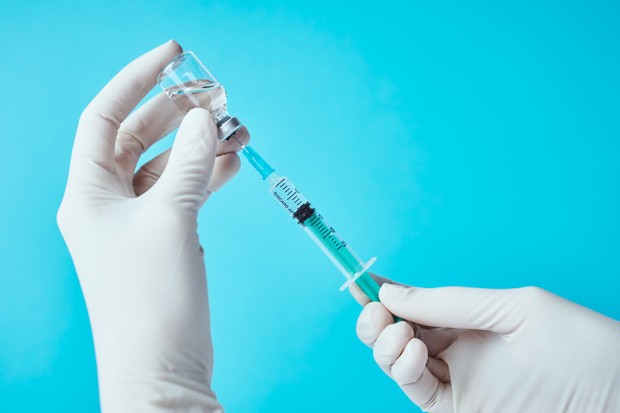 Suntik filler payudara menggunakan hyaluronic acid/freepik.com