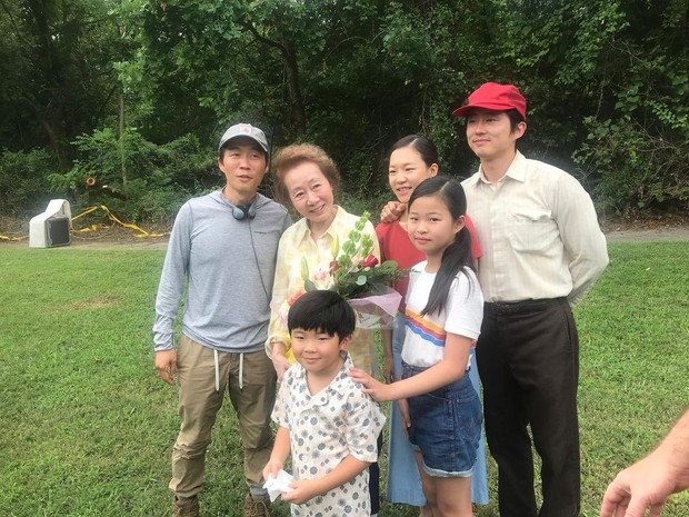 Sutradara Lee Isaac Chung bersama pemeran utama dalam film Minari/Sumber/Insatgram/stevenyeun. Sutradara Lee Isaac Chung bersama pemeran utama dalam film Minari