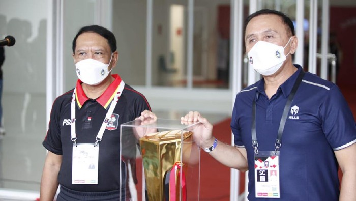 Menpora Zainudin Amali dan Ketum PSSI Mochamad Iriawan berfoto bersama trofi Piala Menpora 2021.