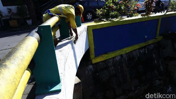 Aksi Petugas Percantik Jembatan Kali Pasir