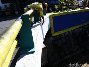 Aksi Petugas Percantik Jembatan Kali Pasir