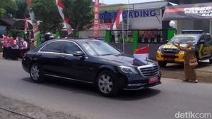 Antusias Warga Sambut Jokowi Saat Akan Resmikan SPAM Umbulan