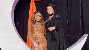 Adu Gaya Artis Dandan ala Bollywood di Henna Night Aurel Hermansyah