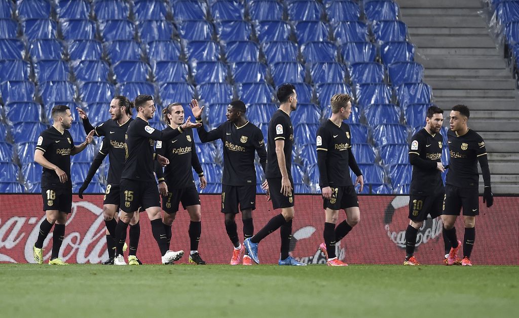 SAN SEBASTIAN, SPAIN - MARCH 21: Antoine Griezmann of FC Barcelona celebrates with his team mates after scoring their side's first goal during the La Liga Santander match between Real Sociedad and FC Barcelona at Estadio Anoeta on March 21, 2021 in San Sebastian, Spain. Sporting stadiums around Spain remain under strict restrictions due to the Coronavirus Pandemic as Government social distancing laws prohibit fans inside venues resulting in games being played behind closed doors.  (Photo by Juan Manuel Serrano Arce/Getty Images)