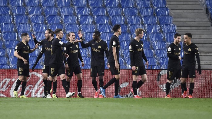 SAN SEBASTIAN, SPAIN - MARCH 21: Antoine Griezmann of FC Barcelona celebrates with his team mates after scoring their sides first goal during the La Liga Santander match between Real Sociedad and FC Barcelona at Estadio Anoeta on March 21, 2021 in San Sebastian, Spain. Sporting stadiums around Spain remain under strict restrictions due to the Coronavirus Pandemic as Government social distancing laws prohibit fans inside venues resulting in games being played behind closed doors.  (Photo by Juan Manuel Serrano Arce/Getty Images)
