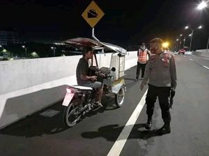 Pemotor-Bentor Ikut Jajal Tol Layang AP Pettarani Makassar, Diamankan Petugas Pemotor-Bentor Ikut Jajal Tol Layang AP Pettarani Makassar, Diamankan Petugas