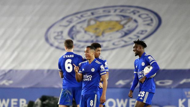 Britain Soccer FA Cup Leicester players celebrate at the end of the English FA Cup quarter final soccer match between Leicester City and Manchester United at the King Power Stadium in Leicester, England, Sunday, March 21, 2021. (AP Photo/Ian Walton, Pool)