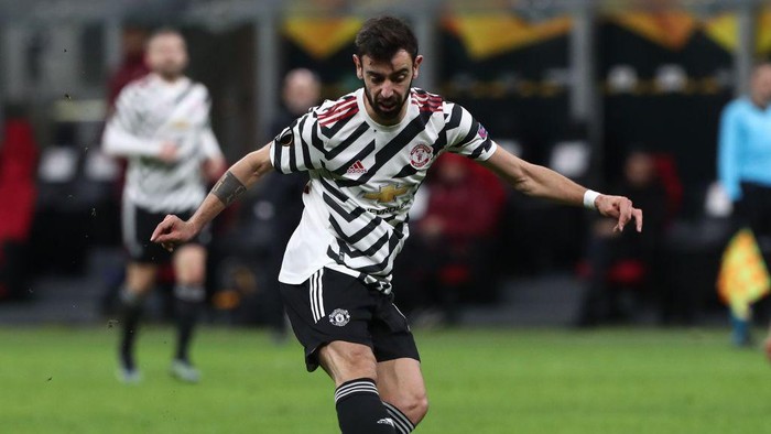 MILAN, ITALY - MARCH 18: Bruno Fernandes of Manchester United in action during the UEFA Europa League Round of 16 Second Leg match between AC Milan and Manchester United at San Siro on March 18, 2021 in Milan, Italy. Sporting stadiums around Europe remain under strict restrictions due to the Coronavirus Pandemic as Government social distancing laws prohibit fans inside venues resulting in games being played behind closed doors. (Photo by Marco Luzzani/Getty Images)