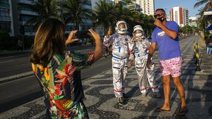 Cegah Corona, Pasutri Ini Lindungi Diri Pake Baju ala Astronot
