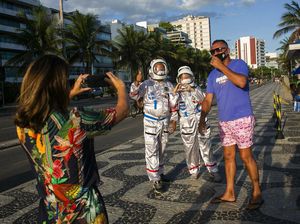 Cegah Corona, Pasutri Ini Lindungi Diri Pake Baju ala Astronot