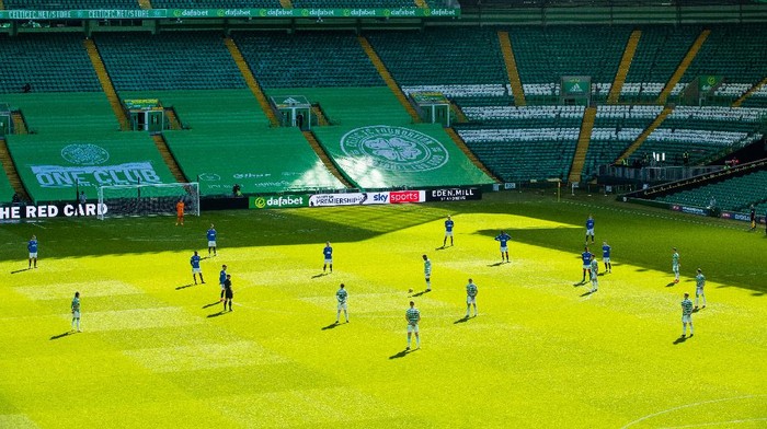 Aksi menolak berlutut di laga Celtic vs Rangers di Celtic Park, Minggu 21 Maret 2021, di Celtic Park, Glasgow.