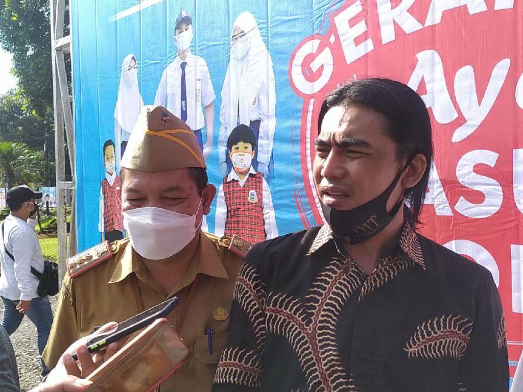 Charly Van Houten Jadi Duta Gerakan Ayo Masuk Sekolah di Garut Charly Van Houten Jadi Duta Gerakan Ayo Masuk Sekolah di Garut