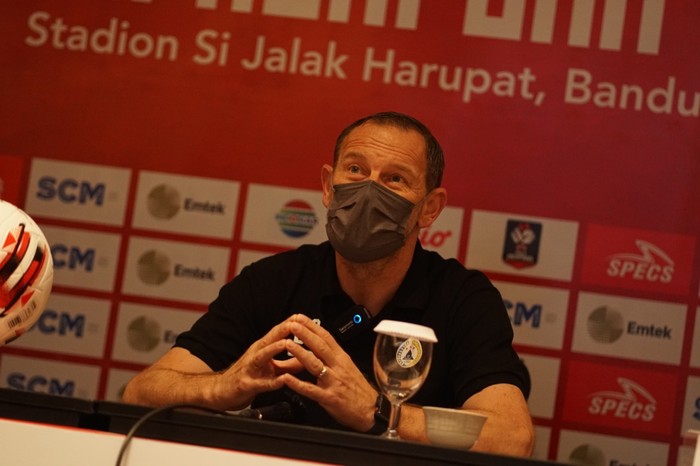Pelatih PSS Sleman, Dejan Antonic, di press conference menjelang Piala Menpora 2021.
