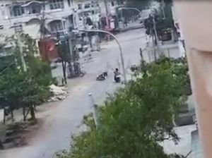 Detik-detik Pengendara Motor di Myanmar Ditembak Detik-detik Pengendara Motor di Myanmar Ditembak