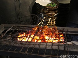 Di Angkringan Semar Gaplek Bisa Jajan Nasi Kucing hingga Sate Telur Gurih