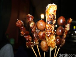 Gelap-gelapan! 5 Tempat Makan Ini Malah Laris Manis Diserbu Pembeli