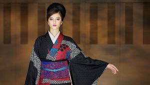 10 Foto Kecantikan Wanita Jepang Fashion Show Pakai Kimono