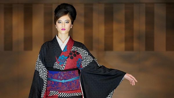 10 Foto Kecantikan Wanita Jepang Fashion Show Pakai Kimono