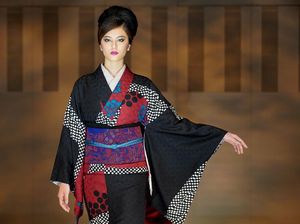 10 Foto Kecantikan Wanita Jepang Fashion Show Pakai Kimono