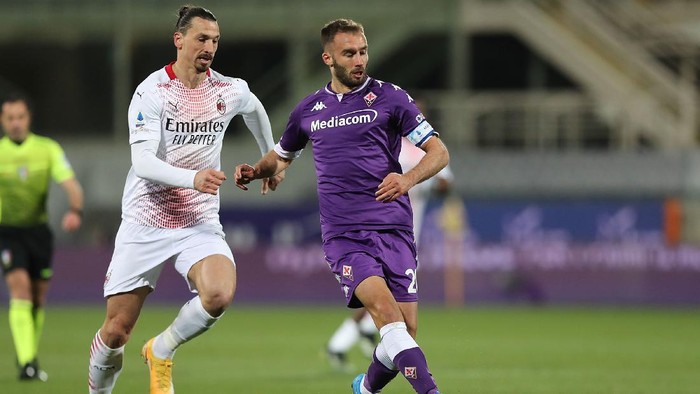 FLORENCE, ITALY - MARCH 21: Zlatan Ibrahimovic of AC Milan in action against German Pezzella of ACF fiorentina during the Serie A match between ACF Fiorentina and AC Milan at Stadio Artemio Franchi on March 21, 2021 in Florence, Italy.  (Photo by Gabriele Maltinti/Getty Images)