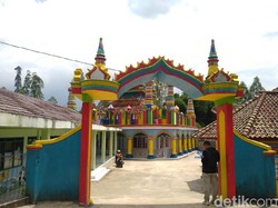 Unik, Ada Masjid Full Color di Tengah Perkampungan Garut