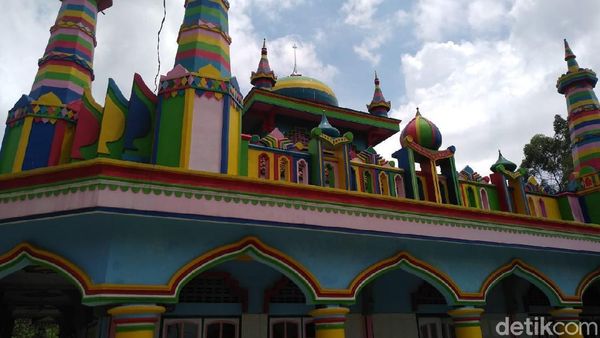 Foto: Masjid Full Color di Garut