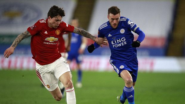 Manchester United's Victor Lindelof, left, duels for the ball with Leicester's Jamie Vardy during the English FA Cup quarter final soccer match between Leicester City and Manchester United at the King Power Stadium in Leicester, England, Sunday, March 21, 2021. (AP Photo/Ian Walton, Pool)