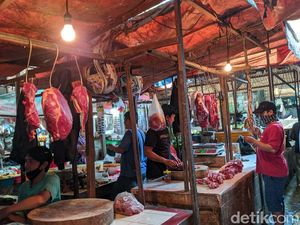 Harga Daging Sapi Masih Tinggi, Tukang Bakso Ogah Belanja Banyak