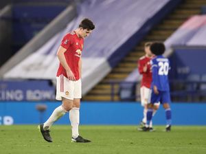 Lagi! Gaya Bertahan Maguire Jadi Sorotan, Kini Berlutut