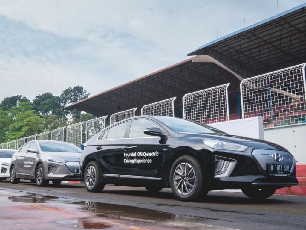 Menguji Performa Mobil Listrik Hyundai Ioniq dan Kona di Sirkuit Sentul Menguji Performa Mobil Listrik Hyundai Ioniq dan Kona di Sirkuit Sentul