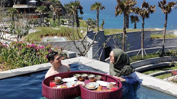 Romantisnya Irwansyah dan Zaskia Sungkar Saat Nikmati Floating Breakfast