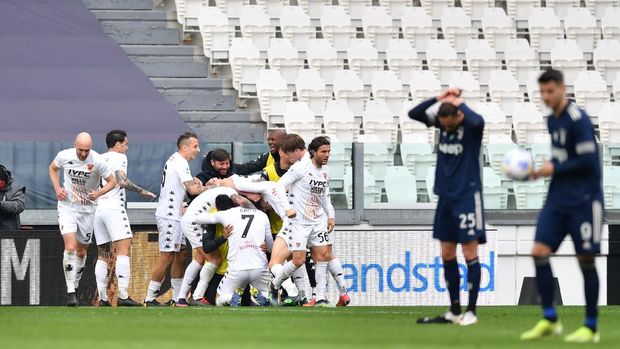 TURIN, ITALY - MARCH 21: Adolfo Gaich of Benevento Calcio celebrates with team mates after scoring their side's first goal during the Serie A match between Juventus and Benevento Calcio at Allianz Stadium on March 21, 2021 in Turin, Italy. Sporting stadiums around Italy remain under strict restrictions due to the Coronavirus Pandemic as Government social distancing laws prohibit fans inside venues resulting in games being played behind closed doors. (Photo by Valerio Pennicino/Getty Images)