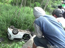 Evakuasi Korban Selamat dari Tabrakan Beruntun & Masuk Jurang di Lumajang