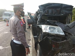 Minibus Tabrak Truk di Tol Cipali, Dua Orang Tewas