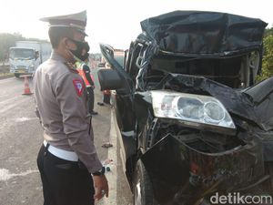 Minibus Tabrak Truk di Tol Cipali, Dua Orang Tewas Minibus Tabrak Truk di Tol Cipali, Dua Orang Tewas