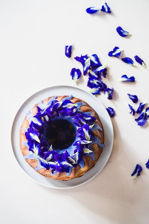 Kue dengan olahan ekstrak bunga telang