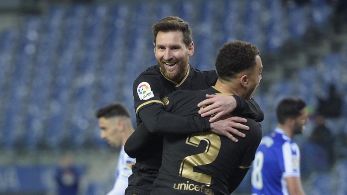 SAN SEBASTIAN, SPAIN - MARCH 21: Sergino Dest of FC Barcelona celebrates with Lionel Messi after scoring their sides third goal during the La Liga Santander match between Real Sociedad and FC Barcelona at Estadio Anoeta on March 21, 2021 in San Sebastian, Spain. Sporting stadiums around Spain remain under strict restrictions due to the Coronavirus Pandemic as Government social distancing laws prohibit fans inside venues resulting in games being played behind closed doors.  (Photo by Juan Manuel Serrano Arce/Getty Images)