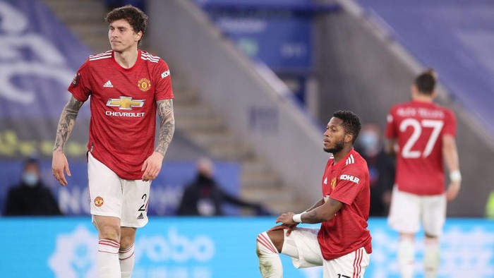 LEICESTER, ENGLAND - MARCH 21: Victor Lindelof and Fred of Manchester United look dejected after conceding their sides second goal scored by Youri Tielemans of Leicester City (not pictured) during the Emirates FA Cup Quarter Final  match between Leicester City and Manchester United at The King Power Stadium on March 21, 2021 in Leicester, England. Sporting stadiums around the UK remain under strict restrictions due to the Coronavirus Pandemic as Government social distancing laws prohibit fans inside venues resulting in games being played behind closed doors.  (Photo by Alex Pantling/Getty Images)