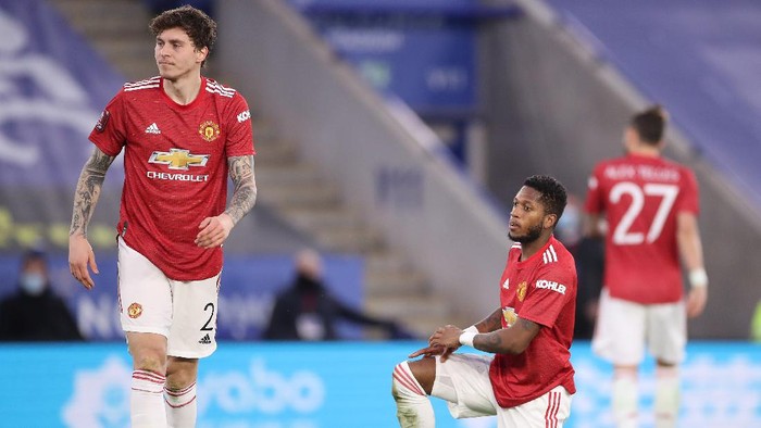 LEICESTER, ENGLAND - MARCH 21: Victor Lindelof and Fred of Manchester United look dejected after conceding their sides second goal scored by Youri Tielemans of Leicester City (not pictured) during the Emirates FA Cup Quarter Final  match between Leicester City and Manchester United at The King Power Stadium on March 21, 2021 in Leicester, England. Sporting stadiums around the UK remain under strict restrictions due to the Coronavirus Pandemic as Government social distancing laws prohibit fans inside venues resulting in games being played behind closed doors.  (Photo by Alex Pantling/Getty Images)